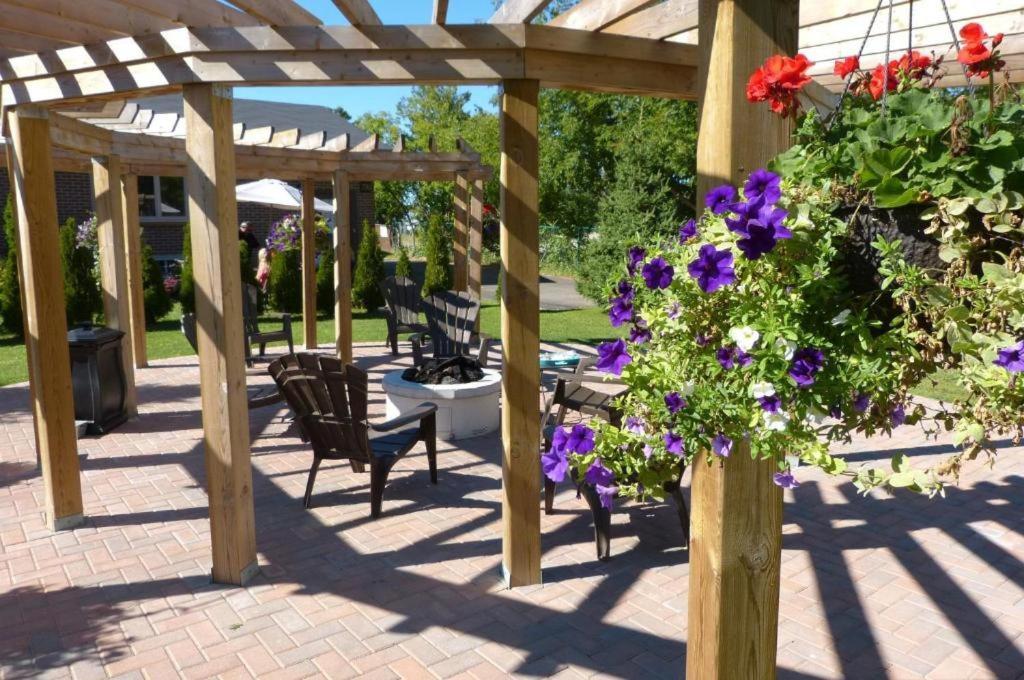 Oasis By The Bay Vacation Suites Wasaga Beach Exterior photo
